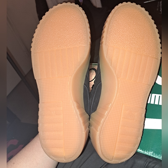 Cali Nubuck Womens Black Pumas with Gum sole - Picture 5 of 10